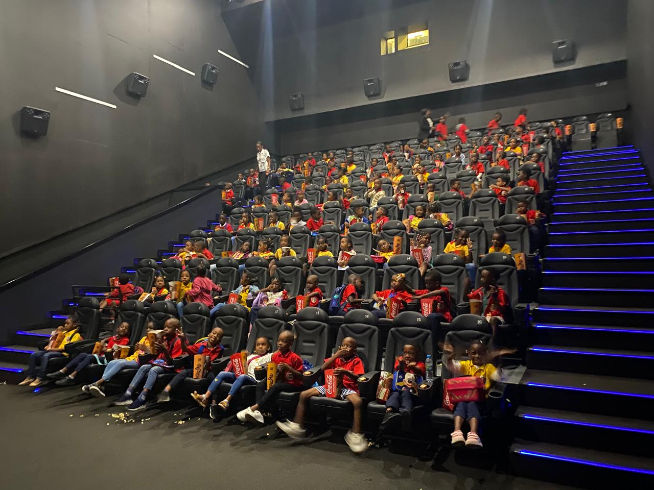 Colégio Nossa Senhora da Anunciação Kilamba Promove Experiência Cultural no Cinema para Seus Alunos